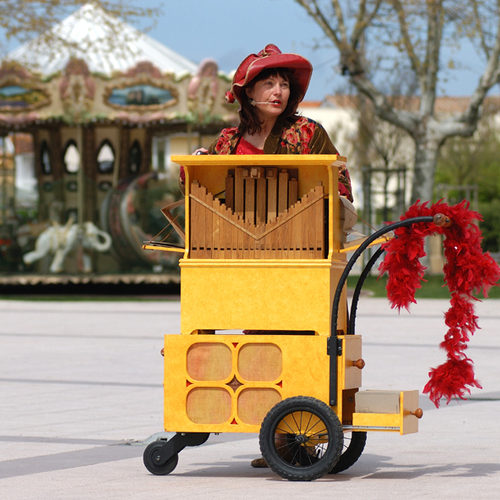 colibri-chanteuse-avec-orgue-de-barbarie