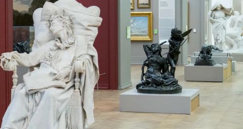 Visite famille dans l'atelier du sculpteur